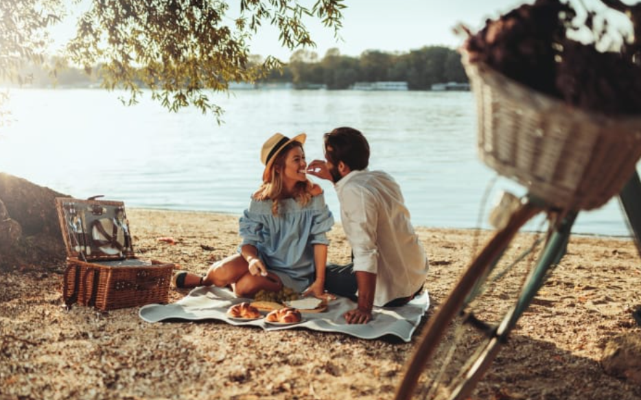Romantic picnic date for two